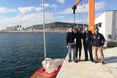 Dos estudiants de la UPC-FNB avaren una embarcació de vela que han construït amb plànols de fa 100 anys