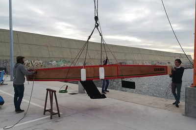 Dos estudiants de la UPC-FNB avaren una embarcació de vela que han construït amb plànols de fa 100 anys