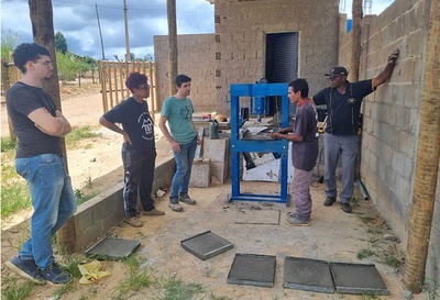 Un dels espais de la fàbrica de terra-ciment a la comunitat d'Ocupação Vitória, a Diamantina, Brasil