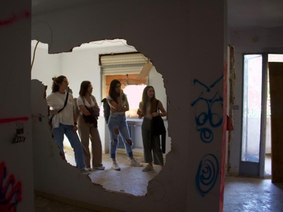 Estudiants de l'ETSAV a l'interior de la caserna d'Agramunt, on es desenvolupa el projecte Reviu, continuació de Vibra
