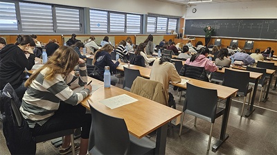 Noies resolent problemes en l'Olimpíada