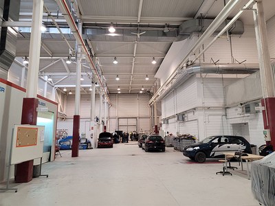 Planta inferior del centre, amb diversos tallers i vehicles