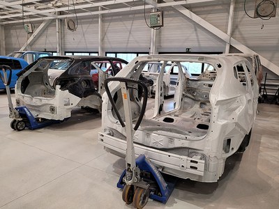 Els xassis de dos vehicles en un dels tallers de la planta inferior del CFPA