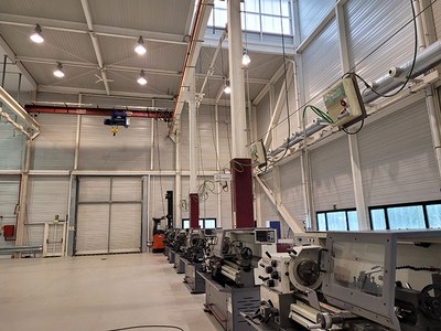 Maquinària d'automoció d'un altre dels tallers de la planta inferior del CFPA