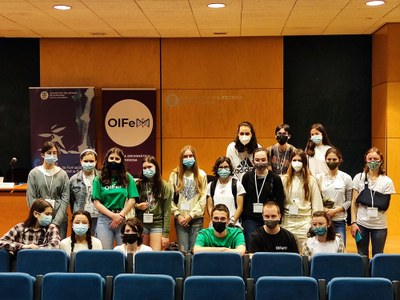 Les participants de l'Olimpíada Informàtica Femenina, , juntament amb estudiantat voluntari del CFIS