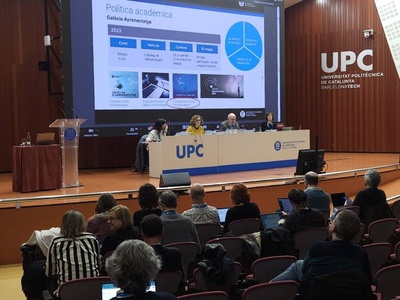 El rector de la UPC, Daniel Crespo ha presentat l’informe de gestió de la Universitat, que ha obtingut el vist-i-plau del Claustre Universitari del 31 de gener. A la Mesa també estan (d’esquerra a dreta) les professores Immaculada Massana i Montserrat Maureso i la secretària general, Ana B. Cortinas.