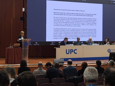 La vicerectora de Política Internacional, Lourdes Reig, presentant la moció que conté la proposta del Consell de Direcció de la UPC sobre la situació a Palestina.