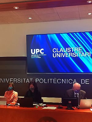 La secretaria general, Ana B. Cortinas, la vicerectora Imma Ribas i el rector Daniel Crespo, en un moment de la sessió del Claustre Universitari del 31 de gener