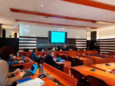 Imatge de la sessió amb diversos representants a la sala de Juntes