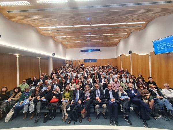 Una imatge de grup de les persones assistents a l'acte, que va tenir lloc a la Sala d'Actes de l'Escola de Camins.