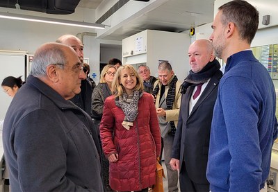 Visita a les instal·lacions de l’UPC Hydrogen Laboratory. D'esquerra a dreta: El conseller Joaquim Nadal; el vicerector de Recerca, Jordi Llorca; la presidenta del Consell Social, Montserrat Guàrdia; el rector Daniel Crespo, i l'investigador del CER-H2 Lluís Soler