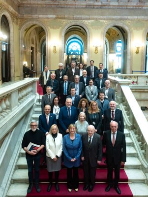 Representants del món universitari i agents socials, econòmics i socials, a les escales del Parlament de Catalunya