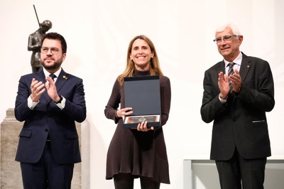 Clara Prats recull la medalla Josep Trueta. D'esquerra a dreta: Pere Aragonès, president de la Generalitat de Catalunya; Clara Prats, investigadora del grup Biocom-UPC, i Manel Balcells, conseller de Salut.