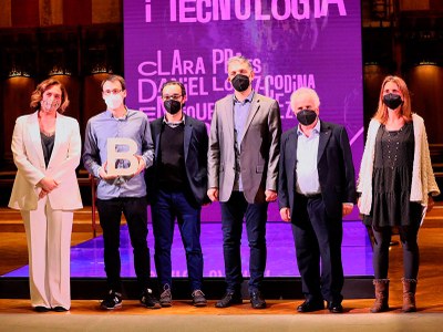 L'alcaldessa Ada Colau i els investigadors Martí Català, Sergio Alono, Enric Álvarez, Daniel López-Codina i Clara Prats, del grup de recerca BIOCOM-UPC