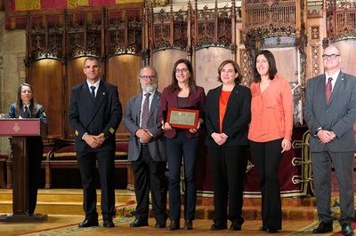 La investigadora Ana María Lacasta, responsable del Laboratori, amb la placa commemorativa, al costat de l'alcaldessa de Barcelona, Ada Colau