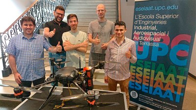 Els investigadors del Lightning Research Group amb el dron amb què treballen