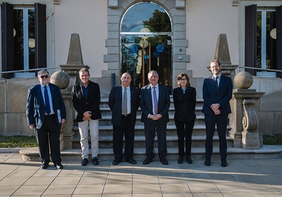 El ministre i el secretari d'Estat, a l'entrada del Rectorat de la UPC, amb membres del Consell de Direcció