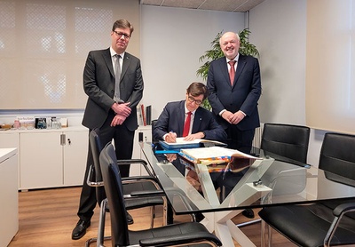 El president Illa signant el llibre d’honor de l’Escola acompanyat del director de l'ESEIAAT i el rector de la UPC
