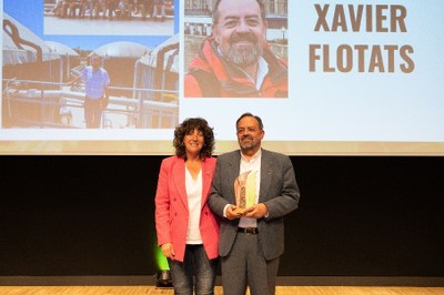 El professor emèrit Xavier Flotats durant l'entrega dels Premi Trajectòria, un dels guardons dels Premis de la Bioenergia 2023, juntament amb la consellera d’Acció Climàtica, Alimentació i Agenda Rural de la Generalitat de Catalunya, Teresa Jordà