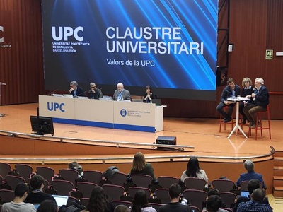 A la dreta de la imatge, el vicerector de Política Universitària, Joan Gispets; la professora Ester Busquets (UVIC-UCC) i el professor de Filosofia Joan Manel del Pozo (UdG), que han presentat els valors de la UPC, acordats en la sessió del Claustre Universitari
