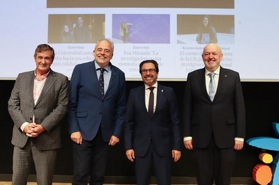 D'esquerra a dreta, el director de La Vanguardia, Jordi Juan; el rector de la UAB, Javier Lafuente; el rector de la UB, Joan Guàrdia; i el rector de la UPC, Daniel Crespo, en l'acte de presentació de 'La Uni'