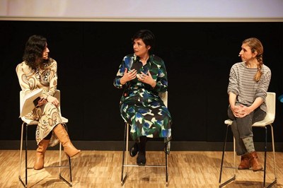 Les enginyeres Elisenda Bou, 'alumni' de l'ETSETB (a la dreta de la imatge), i Yolanda Lupiáñez, 'alumni' de la UAB, conversant amb la periodista Susana Quadrado
