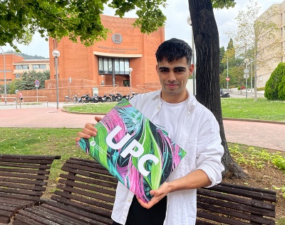 José Ignacio Hernández, estudiant de l'ETSAV, amb la carpeta UPC que ha dissenyat