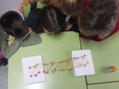 La professora Esther Real conduint un taller de construcció de ponts amb llaminadures a l’Escola Puig d’Agulles de Corbera de Llobregat