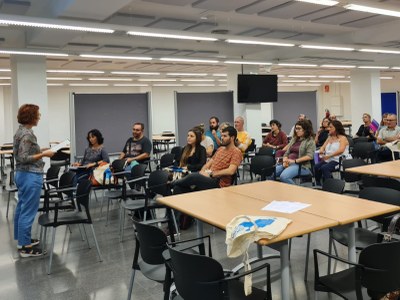 Professorat de les escoles i instituts que participen a la quarta edició del projectes, a la formació per introduir la perspectiva de gènere a les aules.