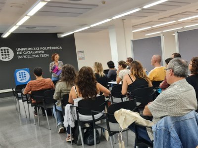 La vicerectora Josefina Antonijuan ha donat la benvinguda al professorat dels centres participants