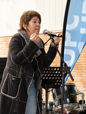 Empar Moliner fent un discurs com a escriptora resident en l'acte de celebració de Sant Jordi a la UPC