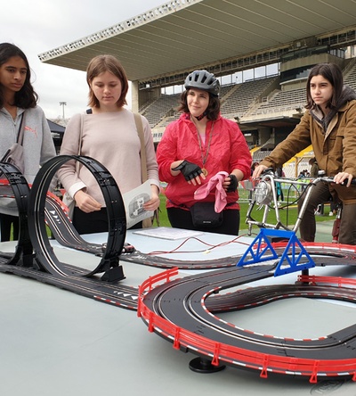 Dos mil alumnes d’ESO transformen l’Estadi Olímpic de Barcelona en un laboratori gegant