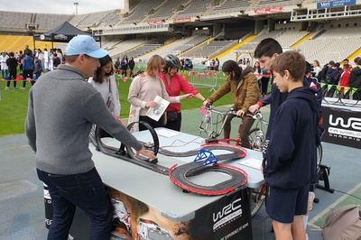 Dos mil alumnes d’ESO transformen l’Estadi Olímpic de Barcelona en un laboratori gegant