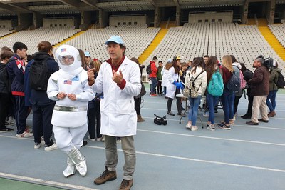 Dos mil alumnes d’ESO transformen l’Estadi Olímpic de Barcelona en un laboratori gegant