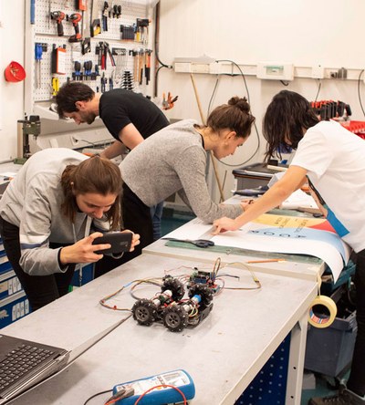 Estudiantat de la UPC, d’Esade i l’IED ha presentat al CERN prototips i solucions per millorar la mobilitat urbana