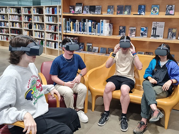 Estudiants UPC a la Biblioteca Rector Gabriel Ferraté experimentant amb les ulleres de realitat virtual