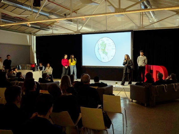 Estudiants d'ESADE, la UPC i l'IED presentant les seves propostes a la fase final del 'Challenge-Based Innovation'