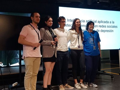 Equip d'estudiants guanyador de la hackató HackForGood