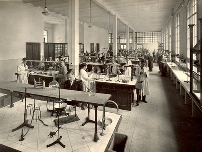 Vista general d'un laboratori de química del Laboratori General d’Assaigs i Condicionament de l'ETSEIB. Imatge datada en el període 1940-1957
