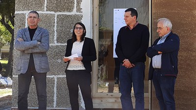 D'esquerra a dreta, el vicerector d'Arquitectura, Infraestructures i Territori de la UPC, Jordi Ros; la investigadora Mariana Palumbo; el tinent d'alcaldia de Desenvolupament Urbà de l'Ajuntament de Sant Cugat, Francesc Duch, i el professor de l'ETSAV Joan Puigdoménech