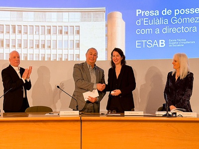D'esquerra a dreta, el director sortint, Félix Solaguren-Beascoa; el rector Francesc Torres; la nova directora Eulàlia Gómez, i la secretària general de la UPC, Neus Cónsul, en la presa de possessió