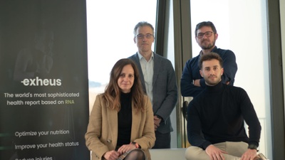 José Manuel Soria, director del grup de recerca de Genómica de Malalties Complexes de l'Institut de Recerca de l'Hospital de Sant Pau – IIB Sant Pau; Alexandre Perera, director del CREB de la UPC; Teresa Tarragó, CEO d'Exheus, i Pol Cervera, cofundador de l'empresa
