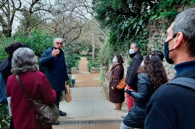 Una instantània de la caminada per Montjuïc, un dels espais protagonistes de les rutes realitzades, en aquest cas guiada per Estanislau Roca