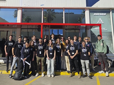 Dos dels grups d'estudiants que han visitat les instal·lacions, juntament amb la vicerectora Anna Mujal (al centre) i membres de l'equip NYYC American Magic