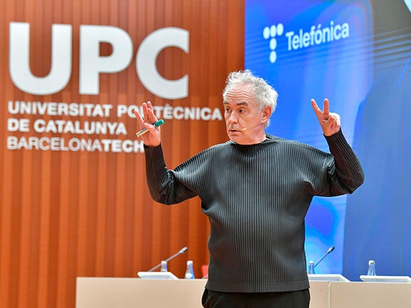 Ferran Adrià, en un moment de la seva conferència a l'Auditori del Vèrtex de la UPC