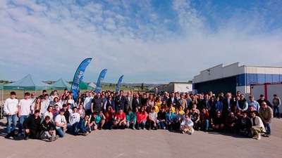 Fotografia de grup de l'edició 2022 del concurs CanSat, que va tenir lloc a l'Aeròdrom d'Igualada-Òdena