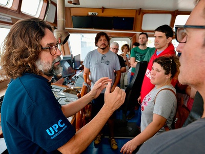Xavier Martínez al quadre de comandament del vaixell d'Open Arms