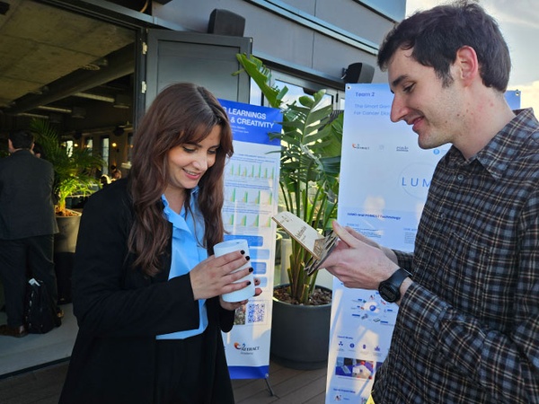 Ola Rajska i Pau Oliveres, participants com a estudiants de l'IED-Barcelona i la UPC en l'edició CBI 2022, intercanvien impressions sobre els seus prototips