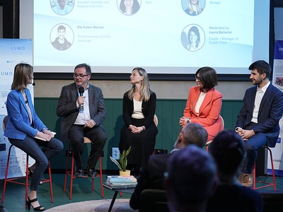 Ramon Bragós, durant la seva intervenció al debat, amb la resta de responsables acadèmics del programa per part de l'lED Barcelona, Esade i Ideasquare del CERN