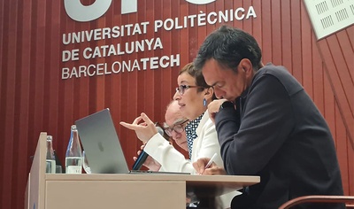 Asseguts a la taula de l'Auditori, els membres del tribunal constituït per avaluar les propostes de la convocatòria